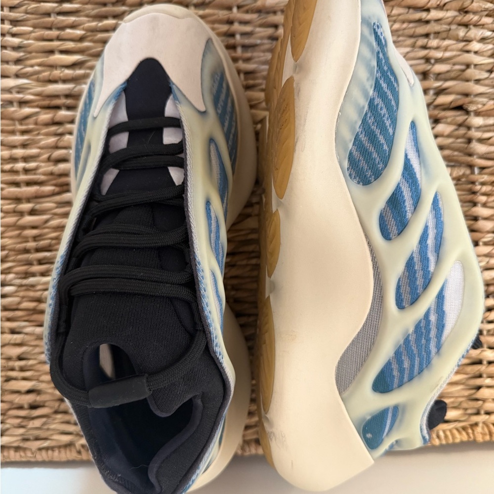 Adidas Yeezy 700